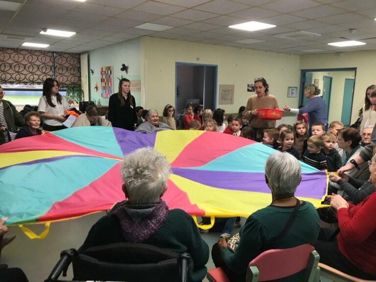 Visite des élèves de maternelle au foyer « Les Perrières »