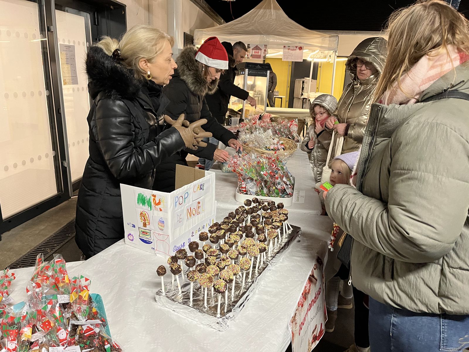 Le stand de confiseries avant l'arrivée des clients