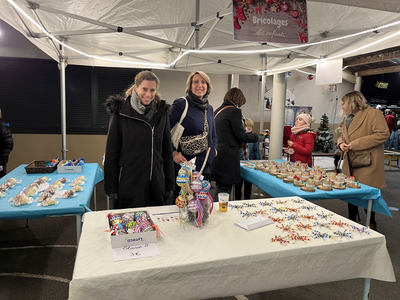 Le stand de décorations de Noël avant l'arrivée des clients