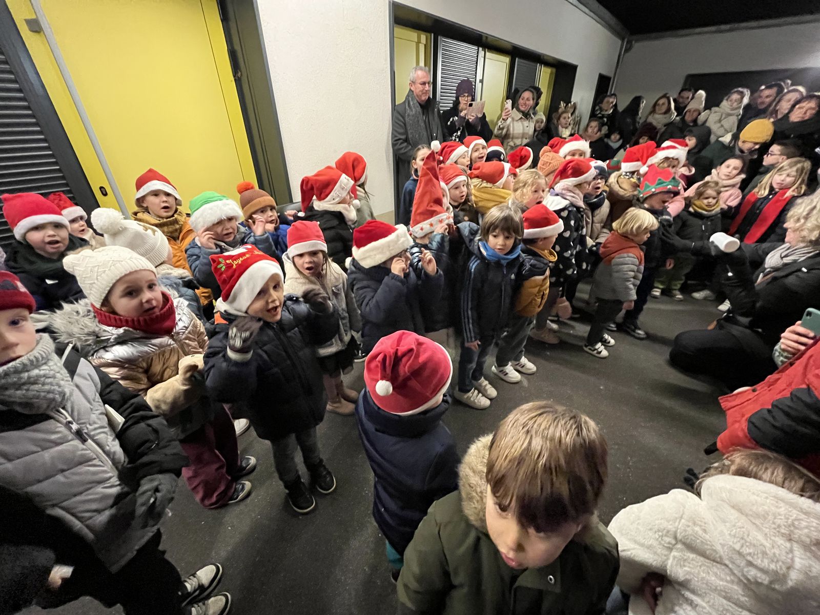 Les élèves de maternelle chantent "Petit garçon".